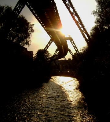 Schwebebahn im Abendlicht - Stefanie Caroline Brandes -  auf  - Array - 